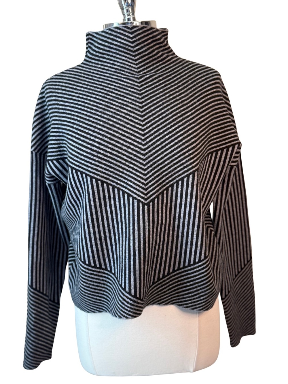 TAHARI Striped Sweater Size Large Black Gray Funnel Neck